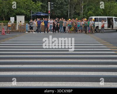 peking-Peking-China-18. August 2018 wartet Eine große Menschenmenge von Fußgängern, einschließlich Arbeitern, an einem Zebraübergang nahe dem Nordeingang der Natio Stockfoto