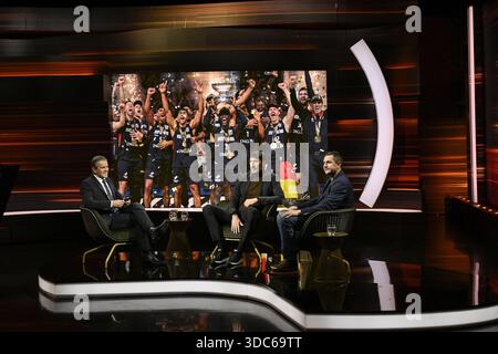 Talkrunde bei Markus Lanz - das Jahr 2025 , ZDF 12/25 her Markus Lanz, Ãlex Mumbru und Alan Ibrahimagic v. li. Am 17. Dezember 2025 in Markus Lanz - das Jahr 2025 , ZDF Aufzeichnung vom 16.12. Spanien spanischer Basketballtrainer Basketballspieler ehemaliger ehemaliger ehemaliger Spieler Trainer Sportler Basketball Alex australisch-bosnischer Männer Deutschland deutsch deutsches TV Fernsehen Talkshow Talkshow Show Rückblick Jahresrückblick Italien italienisch italienisch-deutscher Moderator Fotografie Fotograf Journalist Journalismus Journalist Autor Autor Moderator german-ita Stockfoto