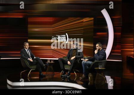 Talkrunde bei Markus Lanz - das Jahr 2025 , ZDF 12/25 her Markus Lanz, Ãlex Mumbru und Alan Ibrahimagic v. li. Am 17. Dezember 2025 in Markus Lanz - das Jahr 2025 , ZDF Aufzeichnung vom 16.12. Spanien spanischer Basketballtrainer Basketballspieler ehemaliger ehemaliger ehemaliger Spieler Trainer Sportler Basketball Alex australisch-bosnischer Männer Deutschland deutsch deutsches TV Fernsehen Talkshow Talkshow Show Rückblick Jahresrückblick Italien italienisch italienisch-deutscher Moderator Fotografie Fotograf Journalist Journalismus Journalist Autor Autor Moderator german-ita Stockfoto