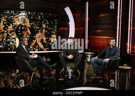 Talkrunde bei Markus Lanz - das Jahr 2025 , ZDF 12/25 her Markus Lanz, Ãlex Mumbru und Alan Ibrahimagic v. li. Am 17. Dezember 2025 in Markus Lanz - das Jahr 2025 , ZDF Aufzeichnung vom 16.12. Spanien spanischer Basketballtrainer Basketballspieler ehemaliger ehemaliger ehemaliger Spieler Trainer Sportler Basketball Alex australisch-bosnischer Männer Deutschland deutsch deutsches TV Fernsehen Talkshow Talkshow Show Rückblick Jahresrückblick Italien italienisch italienisch-deutscher Moderator Fotografie Fotograf Journalist Journalismus Journalist Autor Autor Moderator german-ita Stockfoto