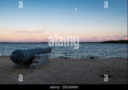 Eine der Kanonen von Cannon Beach bei Sonnenuntergang, John Pennekamp Coral Reef State Park, Key Largo, Florida Stockfoto