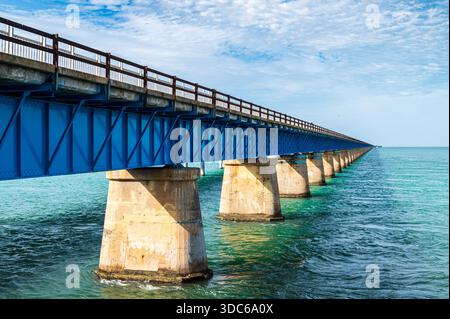 Siebenmeile Bridge verschwindet an einem sonnigen Tag am Horizont, The Keys, Florida Stockfoto