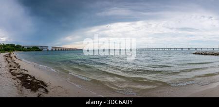 Panoramablick auf die alte Bahia Honda Brücke und die neue, die am Horizont verschwindet, die Keys, Florida Stockfoto