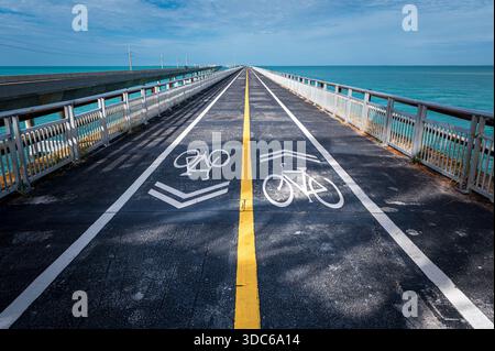Fußgängerbrücke mit Fahrradsymbol auf dem Asphaltboden, sonniger Tag, die Keys, Florida Stockfoto