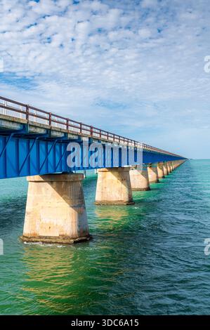Seven Mile Bridge verschwindet an einem sonnigen Tag am Horizont, The Keys, Florida (vertikales Format) Stockfoto