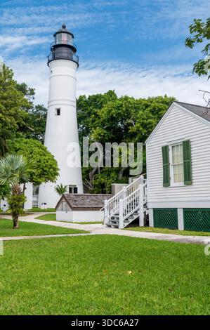Alter historischer Leuchtturm in Key West, Florida (vertikales Format) Stockfoto
