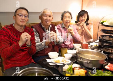 Glückliche asiatische Familie feiert chinesisches Neujahr im Restaurant Stockfoto