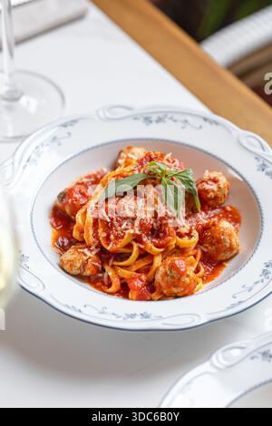 Spaghetti mit Fleischbällchen in Tomatensauce Stockfoto