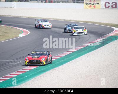 montmelo-Katalonien-Spanien-30. September 2018 fährt Ein grün-weißer Ferrari 488 GT3 Rennwagen (Nummer 393/023) eine Kurve, gefolgt von einem silbernen Merce Stockfoto