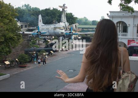 hanoi-Vietnam-11. August 2019,Ein Tourist sieht die Wrackteile von Flugzeugen, Panzern und Artilleriegeschützen, die im Innenhof des Vietnam Military H ausgestellt sind Stockfoto