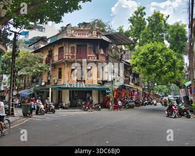 hanoi-Vietnam-10. August 2019, Hanoi, Vietnam - Juni 2023: Geschäftiger Blick auf die Kreuzung in der Altstadt mit traditioneller Architektur aus der Kolonialzeit und Stockfoto
