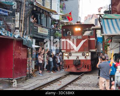 hanoi-Vietnam-am 10. August 2019 fährt die legendäre Diesellokomotive D12E-655 durch die enge Wohnallee, bekannt als Train Street in Hanoi, Vietna Stockfoto