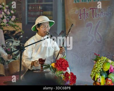 hanoi-Vietnam-10. August 2019: Traditionelle vietnamesische Ritualmusiker führen Chầu Văn Musik mit Streichinstrumenten und Trommeln bei Darbietungen von Stockfoto