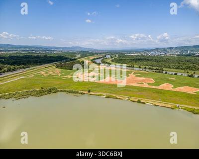 Luftbild der Landschaft am Ufer der Save und dem Ontario-See am Rande der Stadt Zagreb, Kroatien Stockfoto