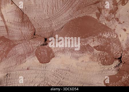 Nahaufnahme des Hintergrunds mit roher Tonstruktur. Farbe des Jahres 2025 Mocha Mousse Keramik Hintergrund für Keramikgeschäft, Markt oder Werkstatt. Makrofot Stockfoto