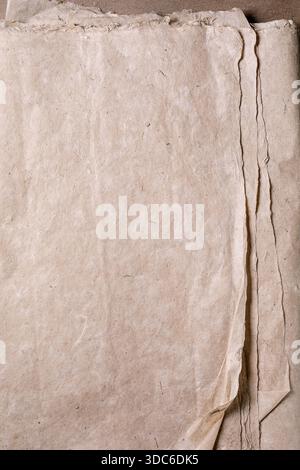 Handgefertigtes Pergamentpapier mit rauen Kanten naturbeige Textur sichtbare Fasern. Perfekter Hintergrund für Scrapbooking-Invit im Vintage-Design Stockfoto