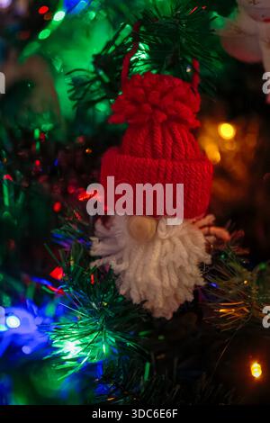 Weihnachtsdekoration hängt am Baum, weiches warmes Licht und Bokeh. Stockfoto
