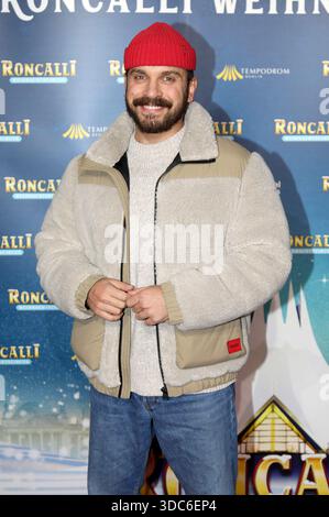 Edin Hasanovic bei der Premiere des 21. Original Roncalli Weihnachtscircus 2025 im Tempodrom. Berlin, 19.12.2025 *** Edin Hasanovic bei der Uraufführung der 21 original Roncalli Weihnachtscircus 2025 im Tempodrom Berlin, 19 12 2025 Foto:xAgenturxWehnertx/xGränzdörferx/xFuturexImagex roncalli 5419 Stockfoto