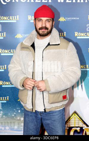 Edin Hasanovic bei der Premiere des 21. Original Roncalli Weihnachtscircus 2025 im Tempodrom. Berlin, 19.12.2025 *** Edin Hasanovic bei der Uraufführung der 21 original Roncalli Weihnachtscircus 2025 im Tempodrom Berlin, 19 12 2025 Foto:xAgenturxWehnertx/xGränzdörferx/xFuturexImagex roncalli 5420 Stockfoto