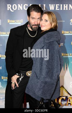 Alec Völkel mit Ehefrau Johanna Völkel bei der Premiere des 21. Original Roncalli Weihnachtscircus 2025 im Tempodrom. Berlin, 19.12.2025 *** Alec Völkel mit seiner Frau Johanna Völkel bei der Uraufführung des 21 original Roncalli Weihnachtscircus 2025 im Tempodrom Berlin, 19 12 2025 Foto:xAgenturxWehnertx/xGränzdörferx/xFuturexImagex roncalli 5411 Stockfoto