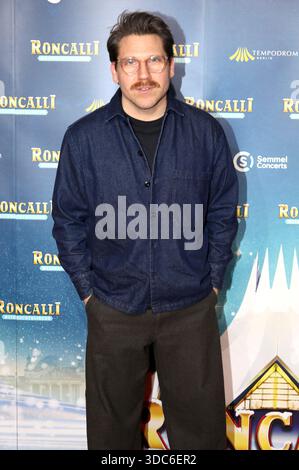 Hanno Koffler bei der Premiere des 21. Original Roncalli Weihnachtscircus 2025 im Tempodrom. Berlin, 19.12.2025 *** Hanno Koffler bei der Uraufführung der 21 original Roncalli Weihnachtscircus 2025 im Tempodrom Berlin, 19 12 2025 Foto:xAgenturxWehnertx/xGränzdörferx/xFuturexImagex roncalli 5427 Stockfoto