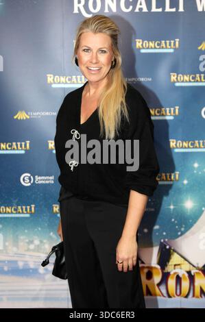 Nadine Krüger bei der Premiere des 21. Original Roncalli Weihnachtscircus 2025 im Tempodrom. Berlin, 19.12.2025 *** Nadine Krüger bei der Uraufführung der 21 original Roncalli Weihnachtscircus 2025 im Tempodrom Berlin, 19 12 2025 Foto:xAgenturxWehnertx/xGränzdörferx/xFuturexImagex roncalli 5409 Stockfoto