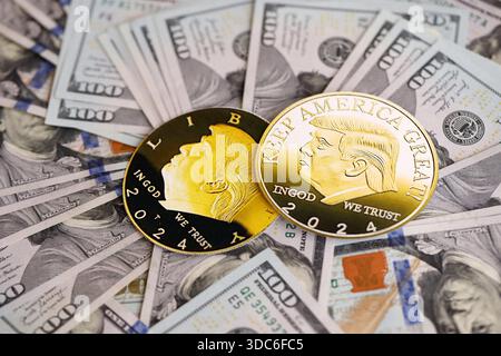KIEW, UKRAINE - 13. DEZEMBER 2025 Trump Goldmünze auf großen Mengen von US-Dollar-Banknoten Stockfoto