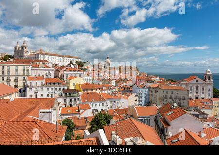 Großer Panoramablick auf Lissabon mit dem Nationalpantheon und dem Kloster São Vicente de fora mit dem Fluss Tejo im Hintergrund. Stockfoto
