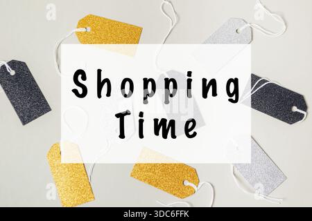 Lebendige Shopping-Tags mit Glitzeroptik werden kreativ auf einer hellen Oberfläche präsentiert und sorgen so für mehr Spannung beim Shopping und bei saisonalen Werbeaktionen Stockfoto