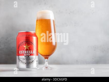 LONDON, UK - 29. NOVEMBER 2025: Alkoholfreies Estrella Damm Bier in kleiner Dose und Glas kaltes Bier auf Lichttisch. Stockfoto
