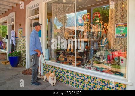 Älterer Mann mit Corgi-Mix-Hund an der Leine in Santa Fe, New Mexico, USA Stockfoto