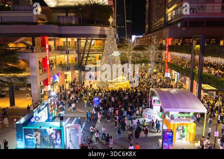 Taipeh, Taiwan - 20. Dezember 2025: Menschenmassen versammeln sich am beleuchteten Weihnachtsbaum und an festlichen plaza-Dekorationen Stockfoto