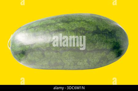 Seitenansicht einer Reifen grünen Wassermelonenfrucht ist auf gelbem Hintergrund mit Schnittpfad isoliert. Stockfoto