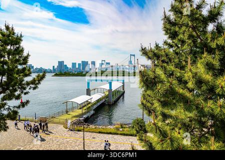 INSEL ODAIBA, JAPAN, 03. MAI 2023: Die Insel Odaiba ist zu einem Unterhaltungszentrum für die Einwohner Tokios geworden. Japan. Die malerische Bucht von Tokio ist ein Ort der Unterhaltung für die Bürger. Stockfoto