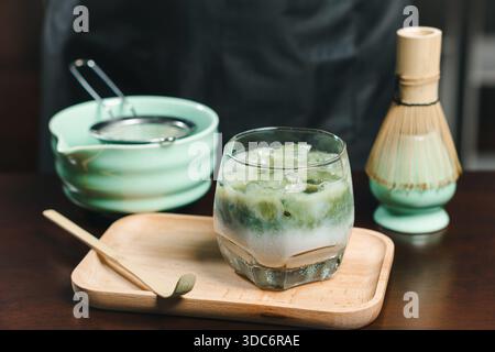 Matcha grüner Tee mit Sojamilch in einem Glas kalt. Erfrischendes Eis Stockfoto