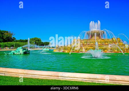 Blick auf den Buckingham Fountain im Grant Park in Chicago an einem sonnigen Tag. Stockfoto