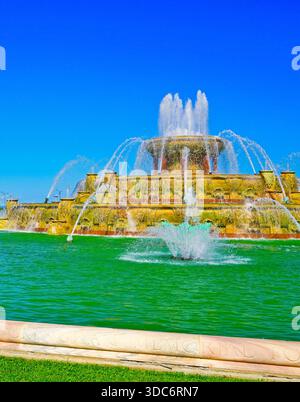 Blick auf den Buckingham Fountain im Grant Park in Chicago an einem sonnigen Tag. Stockfoto
