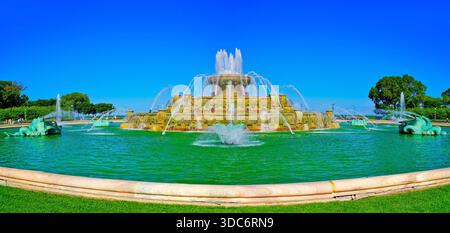Blick auf den Buckingham Fountain im Grant Park in Chicago an einem sonnigen Tag. Stockfoto