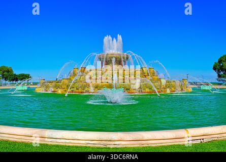Blick auf den Buckingham Fountain im Grant Park in Chicago an einem sonnigen Tag. Stockfoto