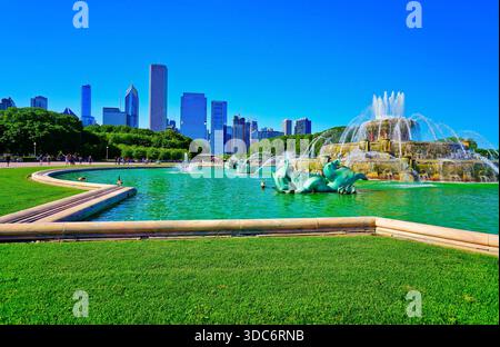 Blick auf den Buckingham Fountain im Grant Park in Chicago an einem sonnigen Tag. Stockfoto
