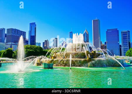 Blick auf den Buckingham Fountain im Grant Park in Chicago an einem sonnigen Tag. Stockfoto