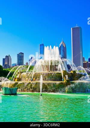 Blick auf den Buckingham Fountain im Grant Park in Chicago an einem sonnigen Tag. Stockfoto