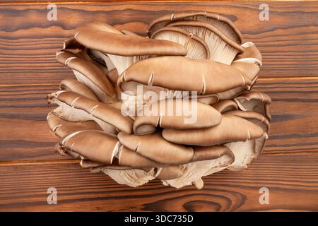 austernpilze auf Holzhintergrund von oben Stockfoto