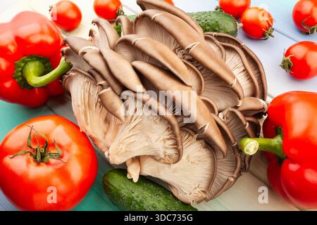 austernpilze Gemüsemischung auf hölzernem Hintergrund Stockfoto