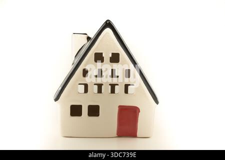 Neues wunderschönes Keramikhaus zur weihnachtsdekoration Stockfoto