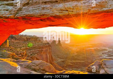 Blick auf den Mesa Arch bei Sonnenaufgang im Canyonlands National Park in Utah, USA. Stockfoto