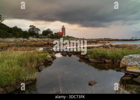 Ein Blick auf den historischen roten Backstein-Leuchtturm von Svaneke an der Ostküste der dänischen Insel Bornholm Stockfoto