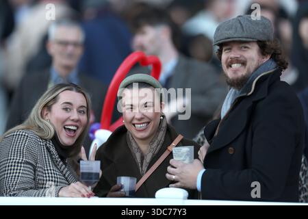 Zuschauer beobachten das Rennen auf der Ascot Racecourse. Bilddatum: Samstag, 20. Dezember 2025. Stockfoto