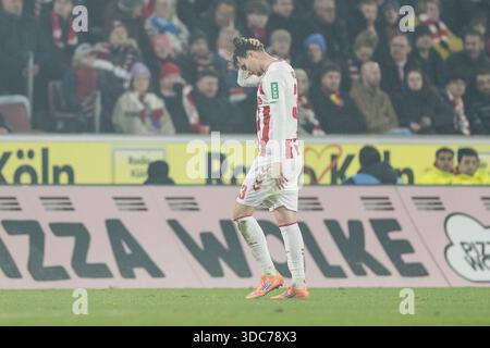 KÖLN – 20. DEZEMBER: RAV van den Berg (1. FC Köln, 33) verlässt das Spielfeld, nachdem er während des Bundesliga-Spiels zwischen 1 die rote Karte erhalten hat. FC Köln vs. 1. FC Union Berlin im Rheinenergie-Stadion am 15. Spieltag des 1. Bundesliga am 20. Dezember 2025 in Köln. DFL-VORSCHRIFTEN VERBIETEN DIE VERWENDUNG VON FOTOS ALS BILDSEQUENZEN UND/ODER QUASI-VIDEO. Kredit: SCHÖNE SPORT Pressefotoagentur/Alamy Live News Stockfoto