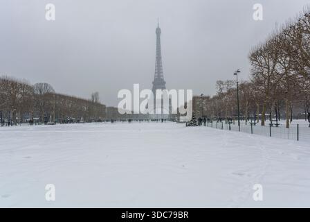 Paris, Frankreich, Eiffelturm, Winterlandschaft, Stadtpark, (Champs de Mars) Weitwinkelansicht Stockfoto